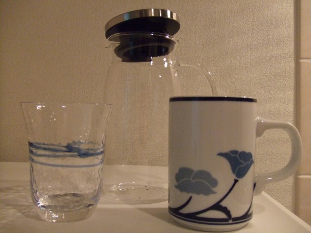 グラスとマグカップと麦茶入れ