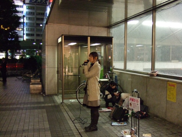 伊藤さくら、ストリートライブ、川崎駅東口