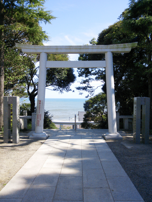 大洗磯前神社 境内から鳥居越しの鹿島灘