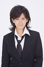 公式写真8、岡井千聖